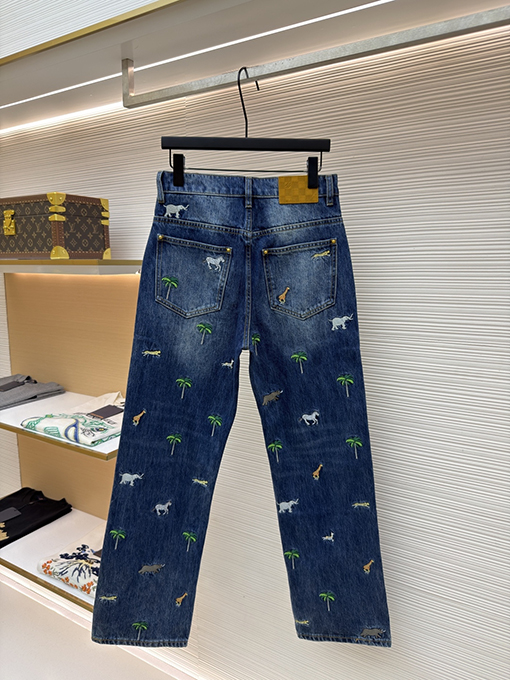 ルイヴィトン 動物と植物の刺繍が全面に施されたジーンズ