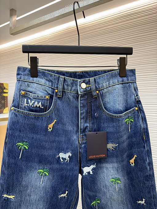 ルイヴィトン 動物と植物の刺繍が全面に施されたジーンズ