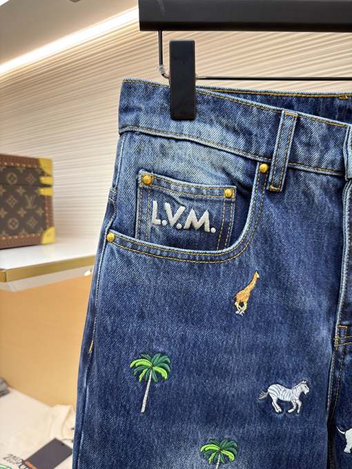ルイヴィトン 動物と植物の刺繍が全面に施されたジーンズ