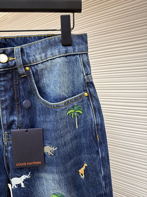ルイヴィトン 動物と植物の刺繍が全面に施されたジーンズ