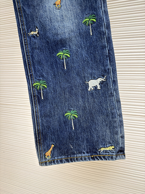 ルイヴィトン 動物と植物の刺繍が全面に施されたジーンズ