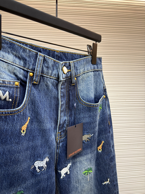 ルイヴィトン 動物と植物の刺繍が全面に施されたジーンズ