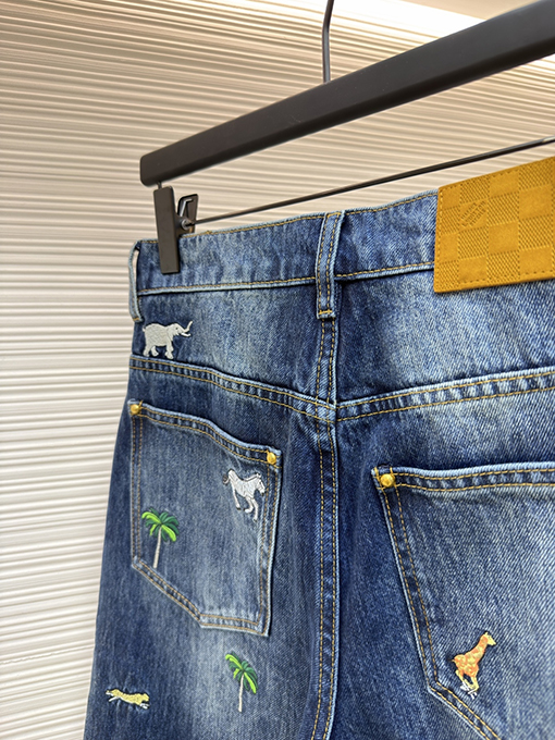 ルイヴィトン 動物と植物の刺繍が全面に施されたジーンズ