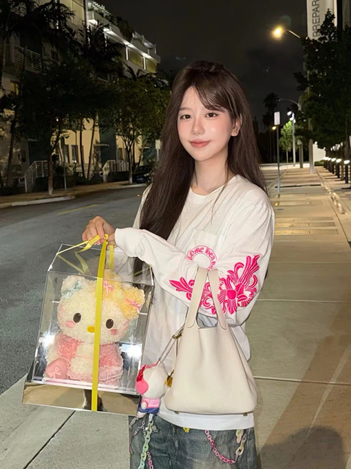 クロムハーツコピー 背中にクロスバインデザインがあしらわれたホースシューピンクの長袖シャツ