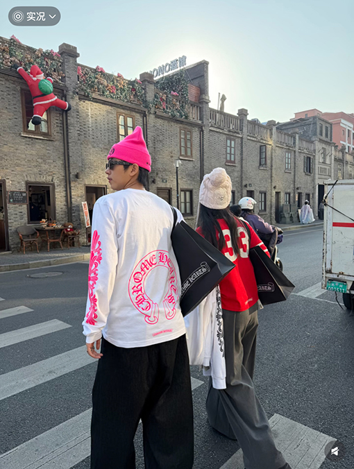 クロムハーツコピー 背中にクロスバインデザインがあしらわれたホースシューピンクの長袖シャツ