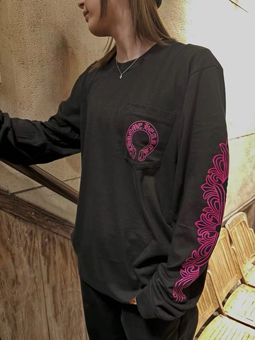 クロムハーツコピー 背中にクロスバインデザインがあしらわれたホースシューピンクの長袖シャツ