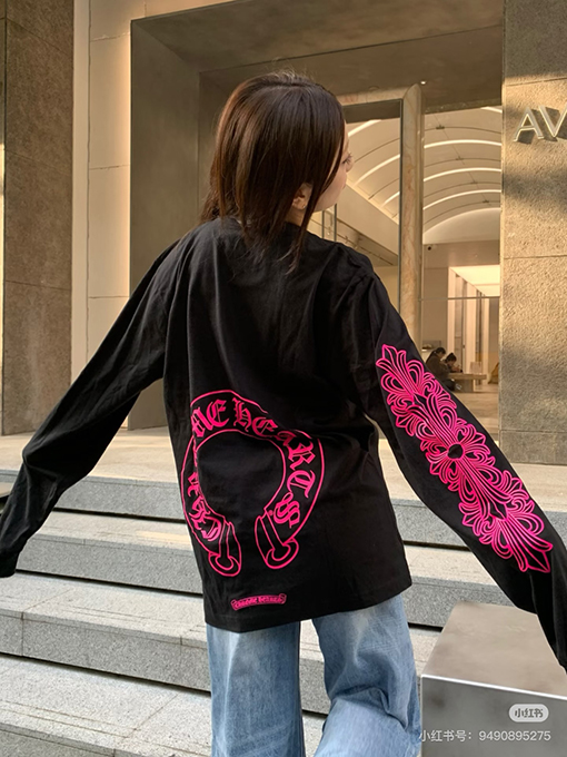 クロムハーツコピー 背中にクロスバインデザインがあしらわれたホースシューピンクの長袖シャツ