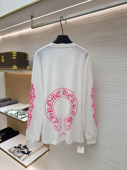 クロムハーツコピー 背中にクロスバインデザインがあしらわれたホースシューピンクの長袖シャツ