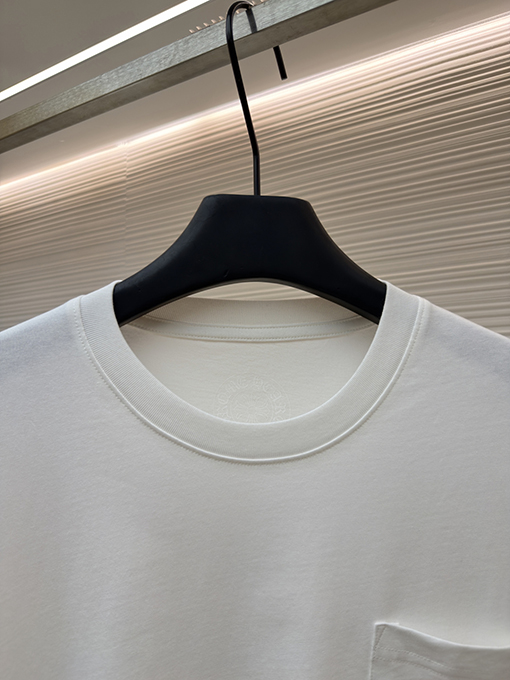 クロムハーツコピー 背中にクロスバインデザインがあしらわれたホースシューピンクの長袖シャツ