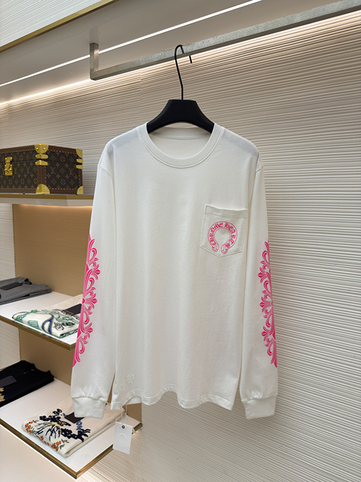 クロムハーツコピー 背中にクロスバインデザインがあしらわれたホースシューピンクの長袖シャツ