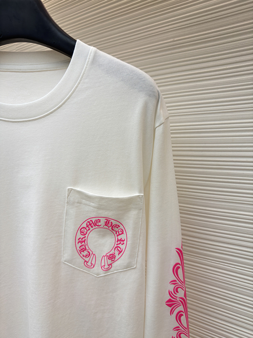 クロムハーツコピー 背中にクロスバインデザインがあしらわれたホースシューピンクの長袖シャツ