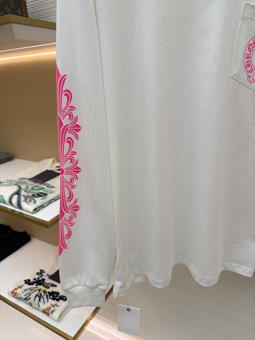 クロムハーツコピー 背中にクロスバインデザインがあしらわれたホースシューピンクの長袖シャツ