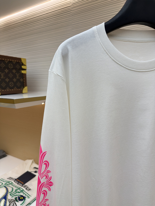 クロムハーツコピー 背中にクロスバインデザインがあしらわれたホースシューピンクの長袖シャツ