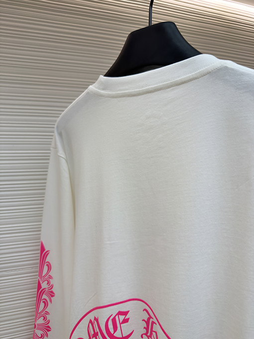 クロムハーツコピー 背中にクロスバインデザインがあしらわれたホースシューピンクの長袖シャツ