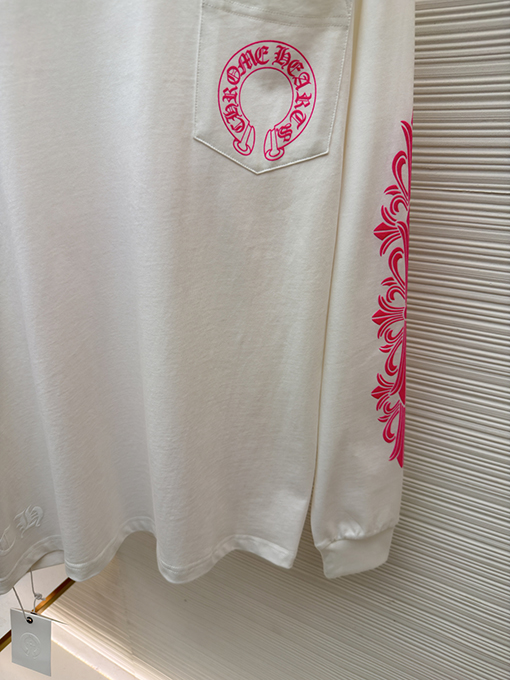 クロムハーツコピー 背中にクロスバインデザインがあしらわれたホースシューピンクの長袖シャツ