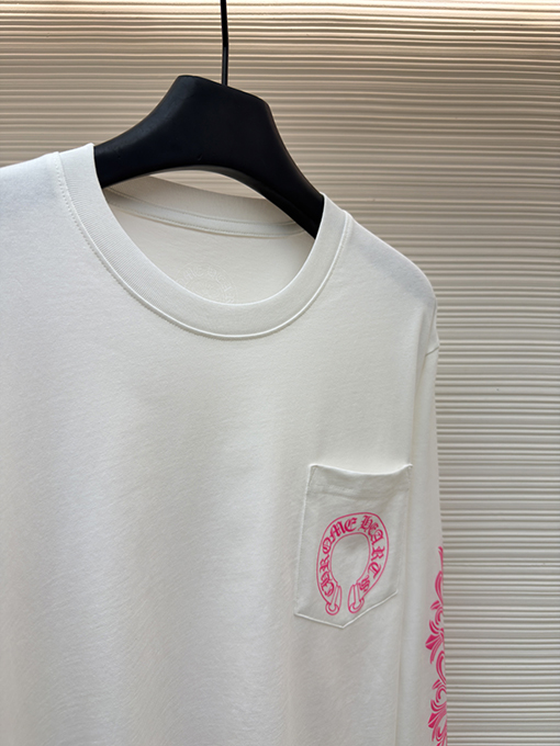 クロムハーツコピー 背中にクロスバインデザインがあしらわれたホースシューピンクの長袖シャツ