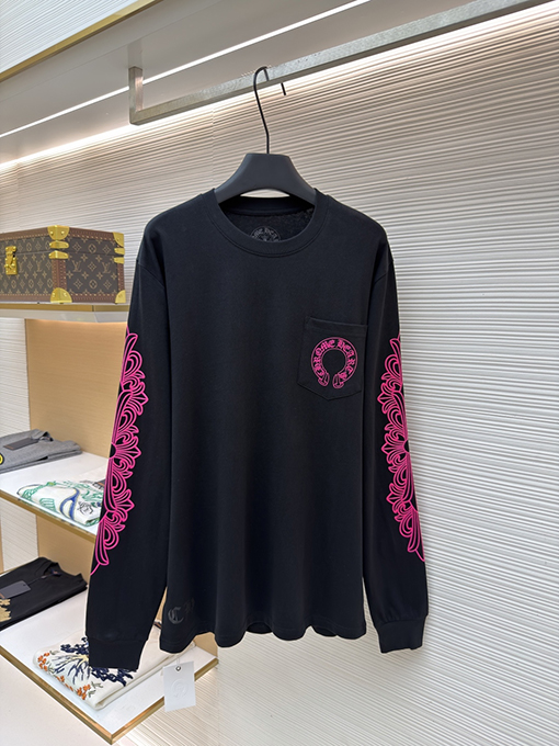 クロムハーツコピー 背中にクロスバインデザインがあしらわれたホースシューピンクの長袖シャツ