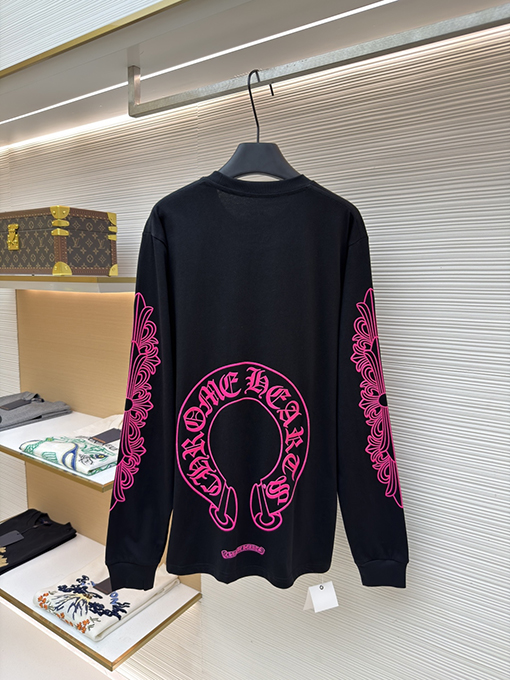 クロムハーツコピー 背中にクロスバインデザインがあしらわれたホースシューピンクの長袖シャツ