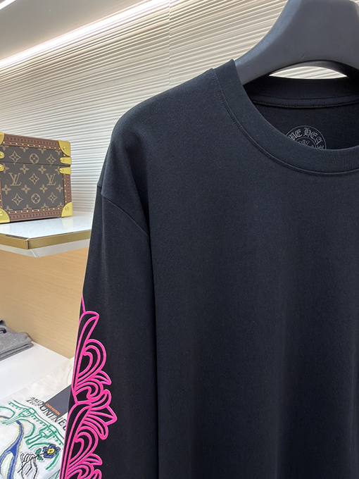 クロムハーツコピー 背中にクロスバインデザインがあしらわれたホースシューピンクの長袖シャツ