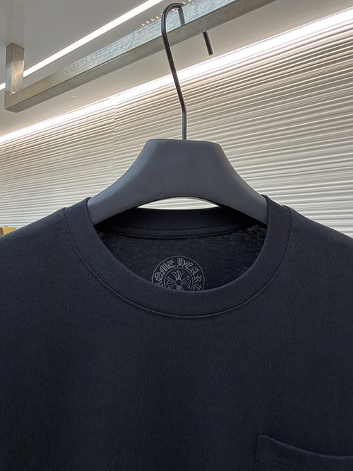 クロムハーツコピー 背中にクロスバインデザインがあしらわれたホースシューピンクの長袖シャツ