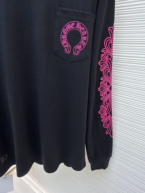 クロムハーツコピー 背中にクロスバインデザインがあしらわれたホースシューピンクの長袖シャツ