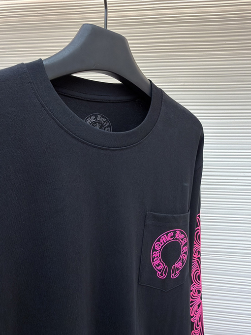 クロムハーツコピー 背中にクロスバインデザインがあしらわれたホースシューピンクの長袖シャツ