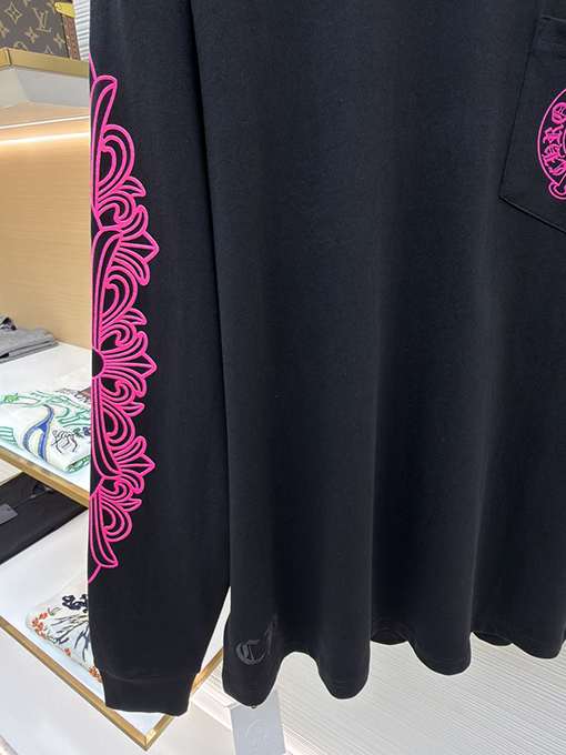 クロムハーツコピー 背中にクロスバインデザインがあしらわれたホースシューピンクの長袖シャツ