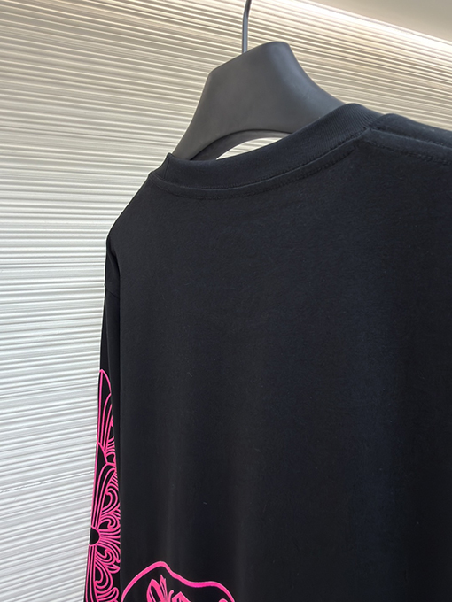 クロムハーツコピー 背中にクロスバインデザインがあしらわれたホースシューピンクの長袖シャツ