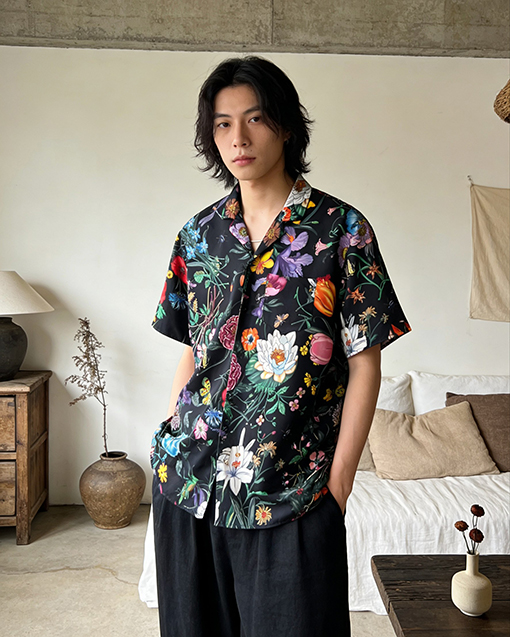 グッチ 花柄と昆虫柄の半袖シャツ