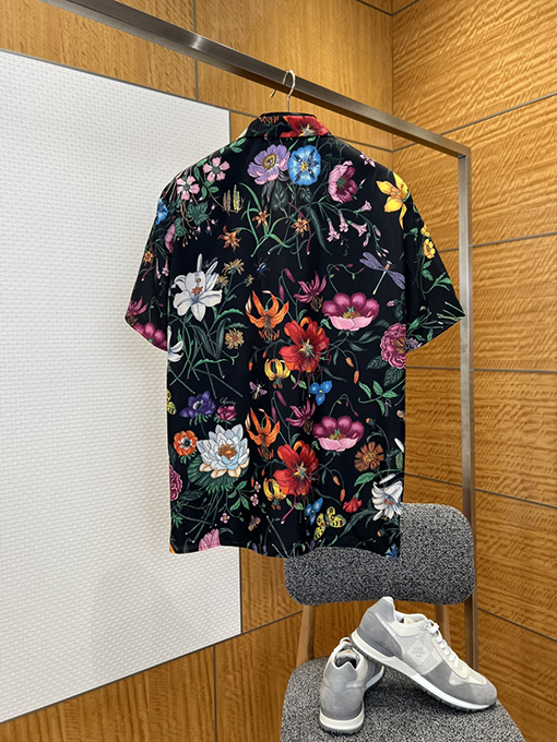 グッチ 花柄と昆虫柄の半袖シャツ
