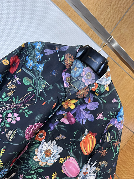 グッチ 花柄と昆虫柄の半袖シャツ