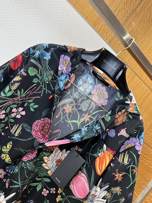 グッチ 花柄と昆虫柄の半袖シャツ