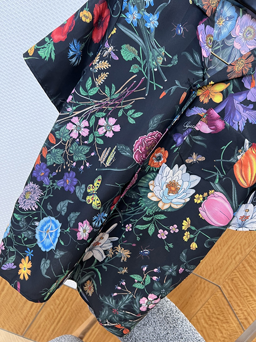 グッチ 花柄と昆虫柄の半袖シャツ