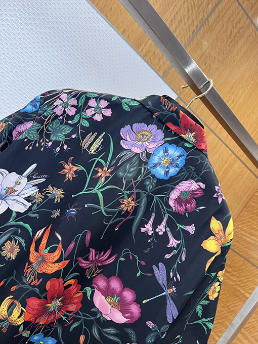 グッチ 花柄と昆虫柄の半袖シャツ