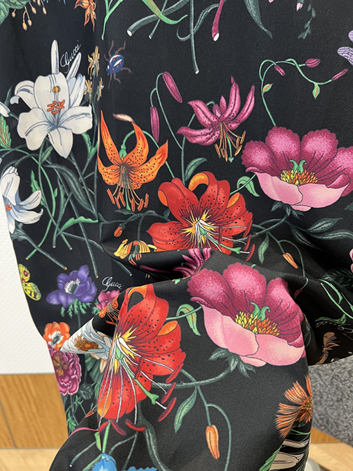 グッチ 花柄と昆虫柄の半袖シャツ