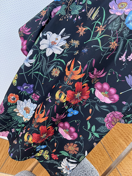 グッチ 花柄と昆虫柄の半袖シャツ