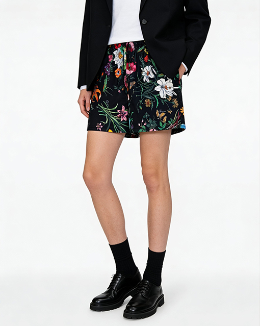 グッチスーパーコピー 花柄と昆虫柄のドローストリングショーツ