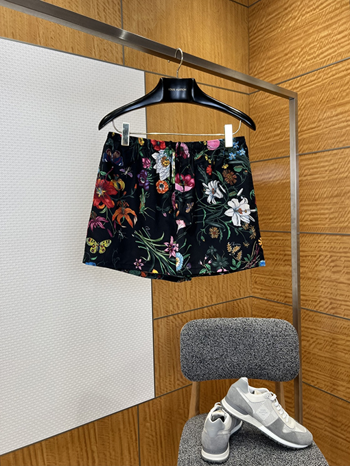 グッチスーパーコピー 花柄と昆虫柄のドローストリングショーツ