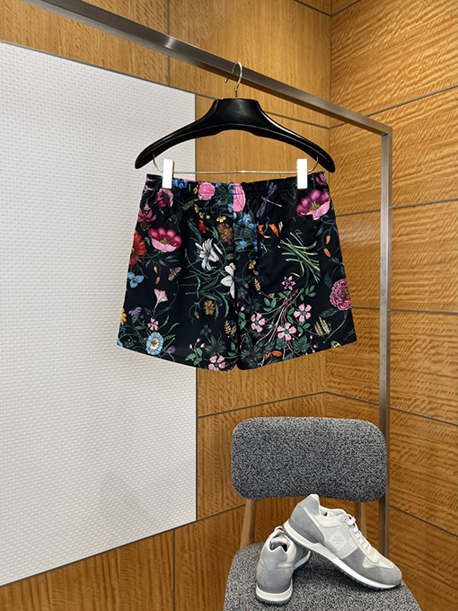 グッチスーパーコピー 花柄と昆虫柄のドローストリングショーツ