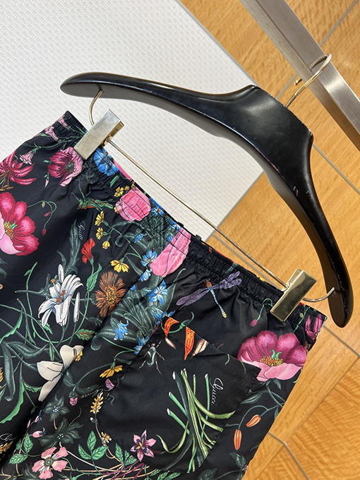 グッチスーパーコピー 花柄と昆虫柄のドローストリングショーツ