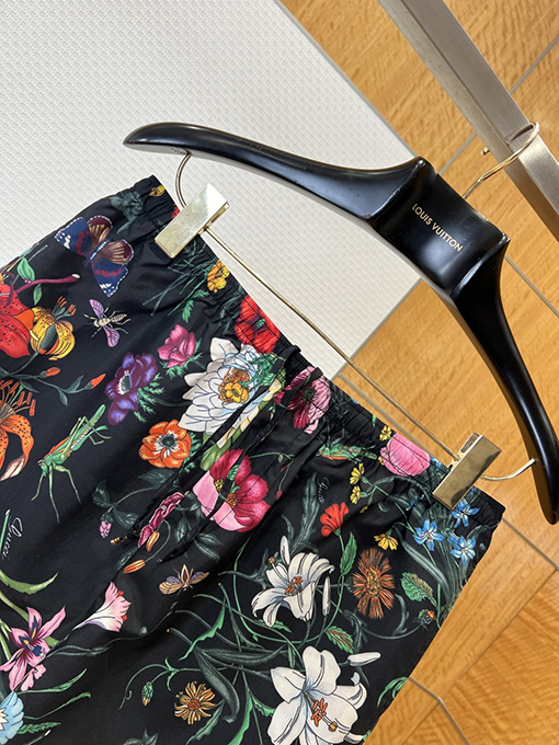 グッチスーパーコピー 花柄と昆虫柄のドローストリングショーツ