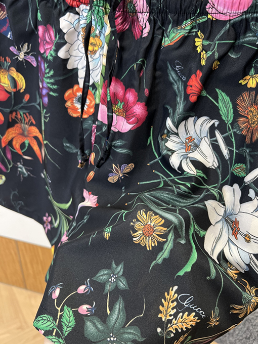 グッチスーパーコピー 花柄と昆虫柄のドローストリングショーツ