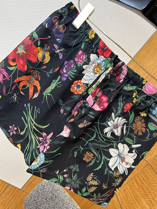 グッチスーパーコピー 花柄と昆虫柄のドローストリングショーツ