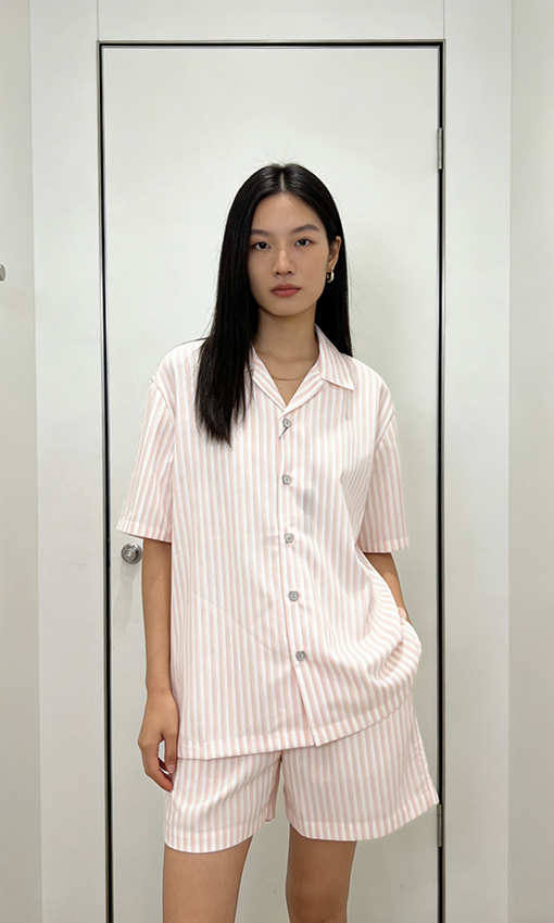 ルイヴィトン ストライプ柄の半袖シャツとショートパンツのセット