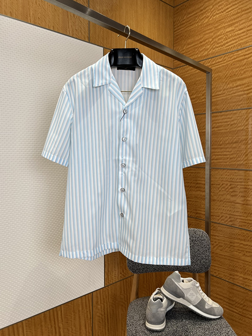 ルイヴィトン ストライプ柄の半袖シャツとショートパンツのセット