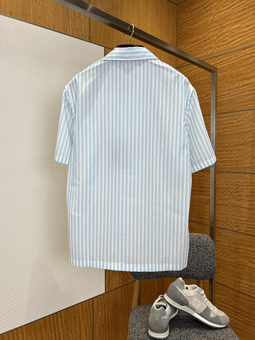 ルイヴィトン ストライプ柄の半袖シャツとショートパンツのセット
