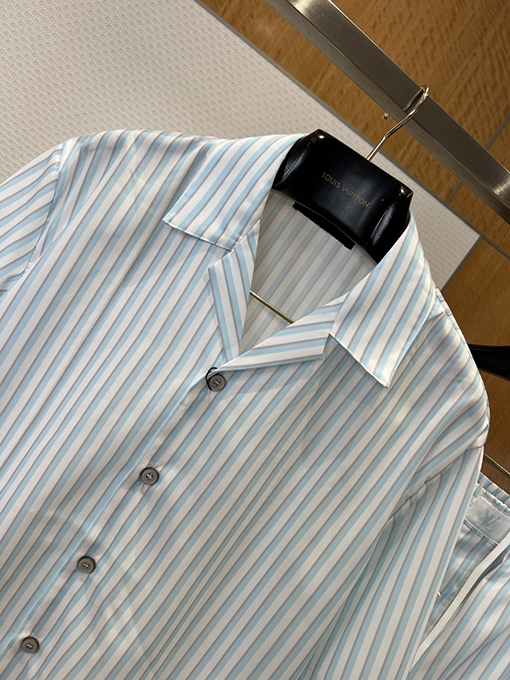 ルイヴィトン ストライプ柄の半袖シャツとショートパンツのセット