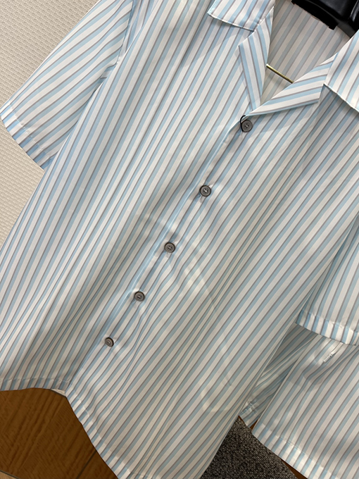 ルイヴィトン ストライプ柄の半袖シャツとショートパンツのセット