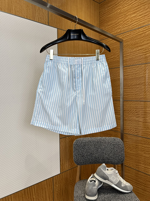 ルイヴィトン ストライプ柄の半袖シャツとショートパンツのセット