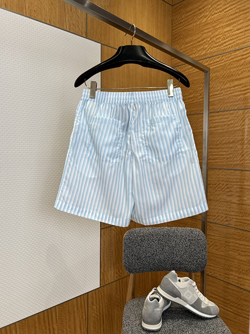 ルイヴィトン ストライプ柄の半袖シャツとショートパンツのセット